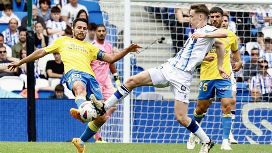 Kirian y Turrientes pugnan por el balón en una acción del partido de ayer entre la Real Sociedad y el Real Madrid.