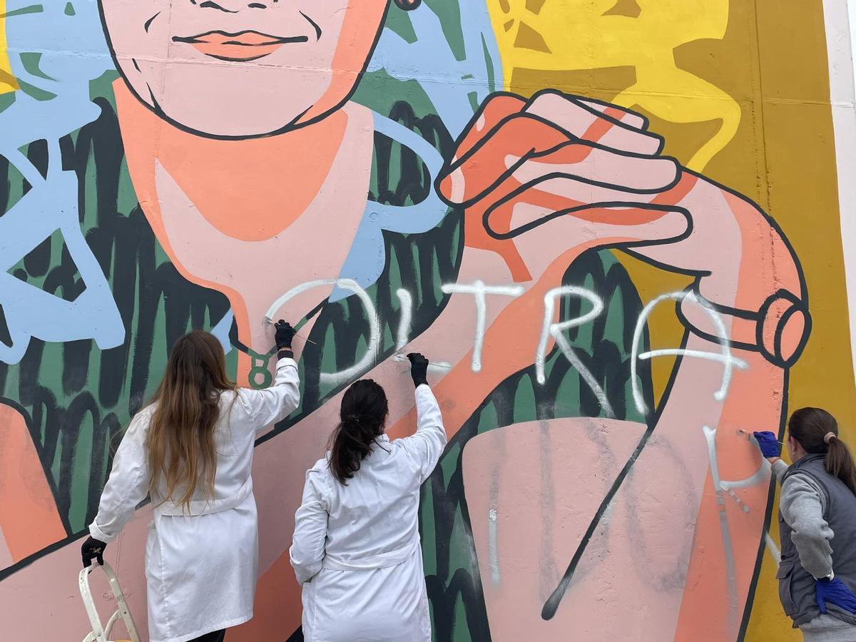 El proceso de intervención para restaurar el mural vandalizado