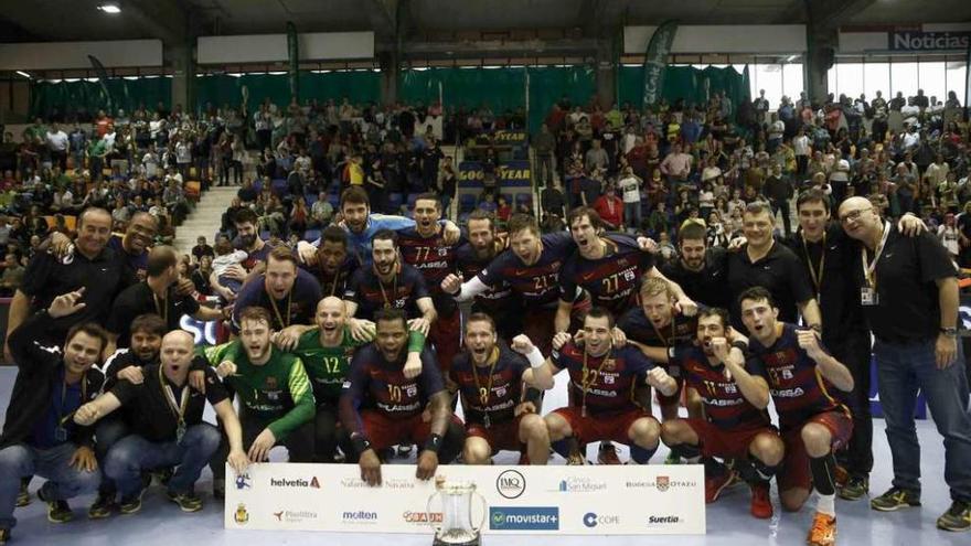 Jugadores y técnicos del Barcelona, con el trofeo tras vencer en la final al Anaitasuna. // Jesús Diges