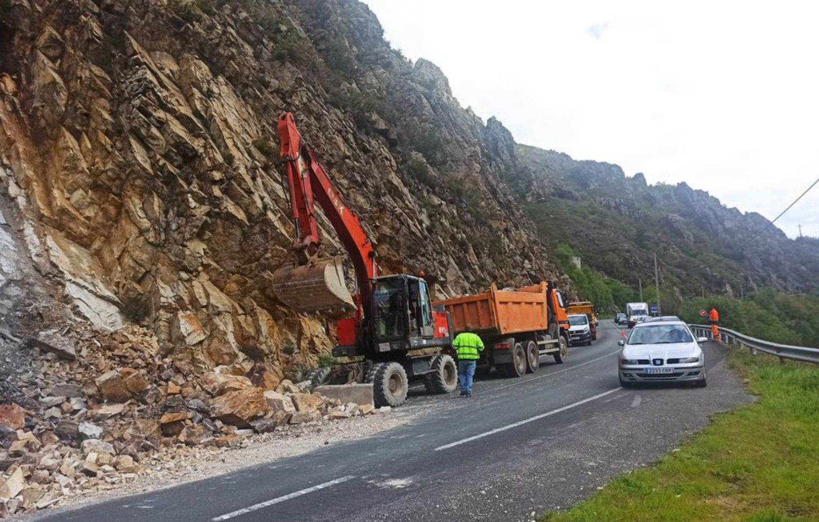 El argayo de la AS-15, a la altura de Calabazos, en Tineo.