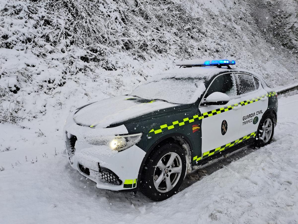 Un coche de la Guardia Civil en la A-52 en el km 174 a la altura de Cualedro, Ourense.