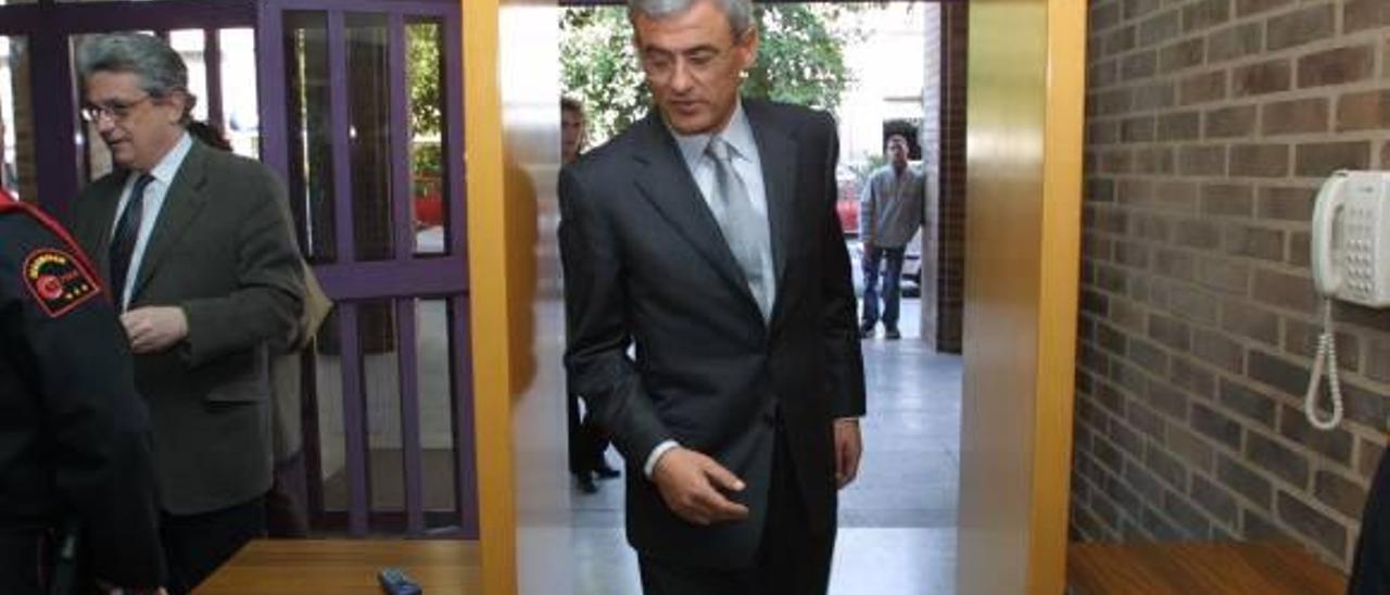 Luis Fernando Cartagena entrando en los juzgados de Elche en 2008.
