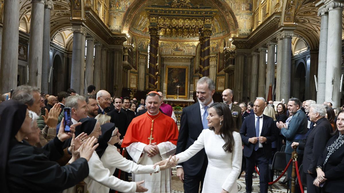 Los Reyes, este viernes, salen de la Basílica de Santa María la Mayor, tras ser investido Felipe VI protocanónigo.