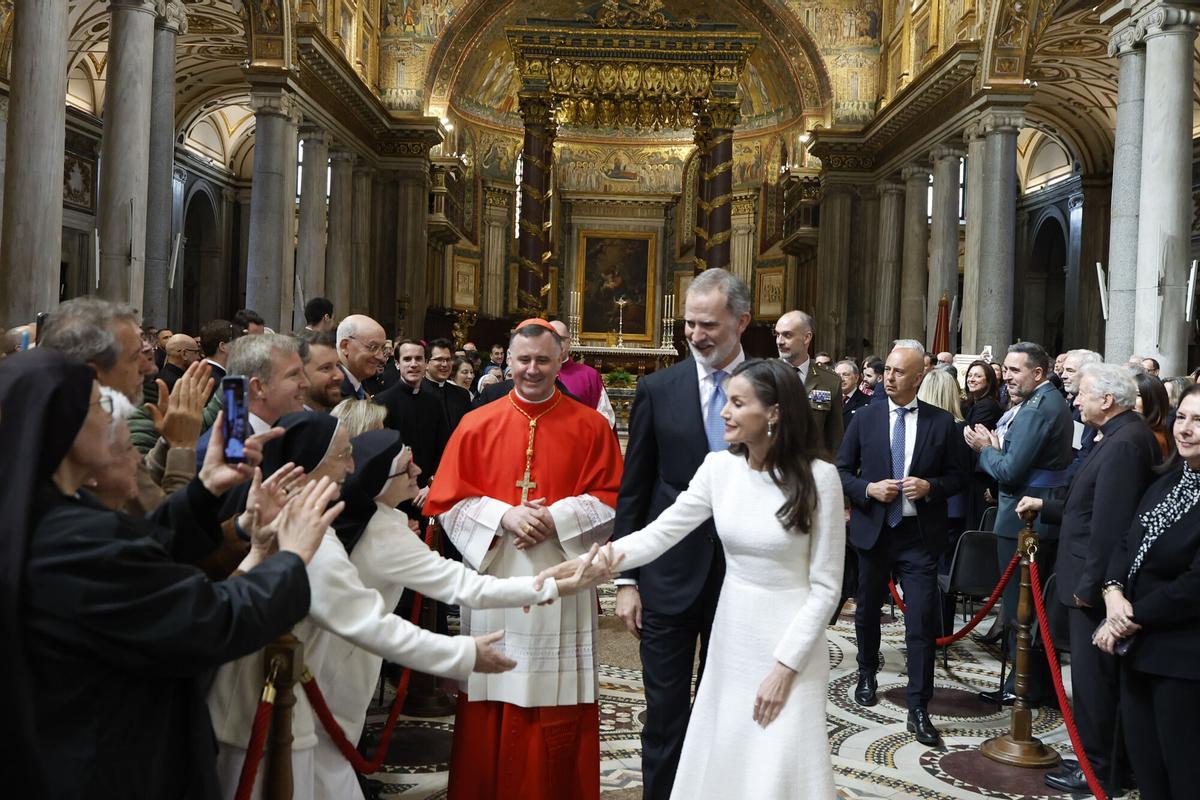 Los Reyes, este viernes, salen de la Basílica de Santa María la Mayor, tras ser investido Felipe VI protocanónigo.