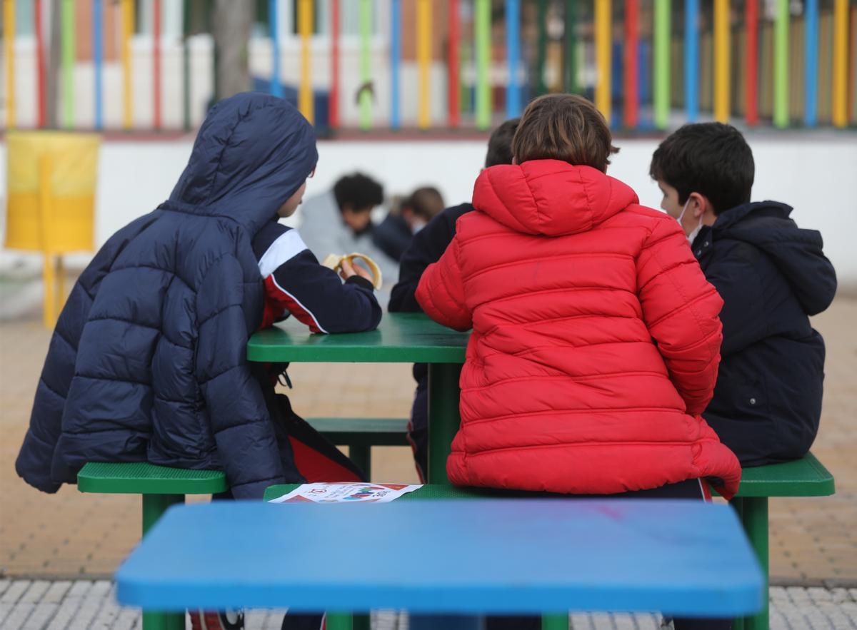 Varios niños juegan en el recreo durante el primer día de clase presencial tras la Navidad.