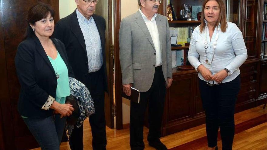La delegación de Aempe fue recibida por la subdelegada del Gobierno, Ana Ortiz. // Rafa Vázquez