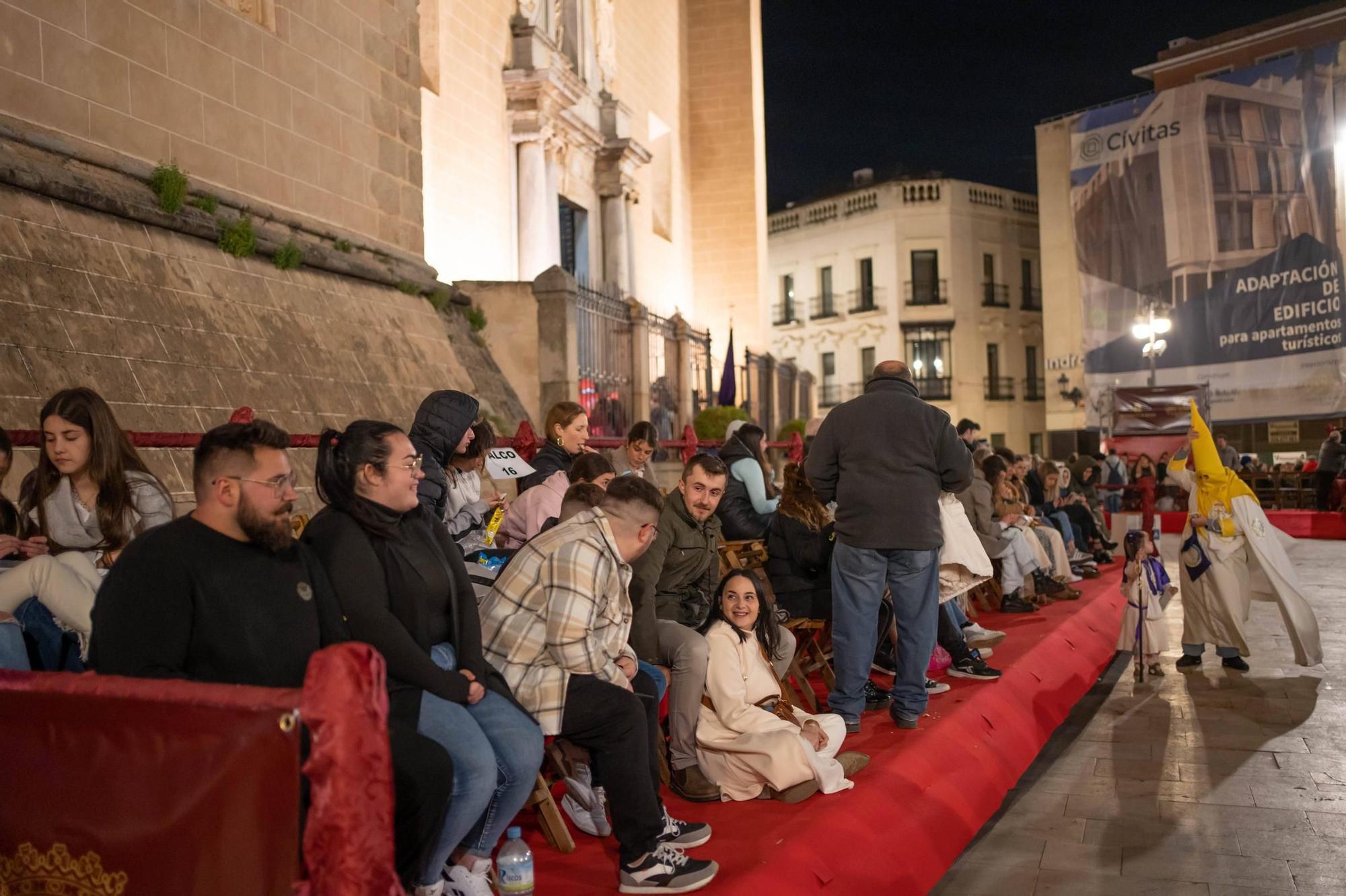 Numeroso público llenó la carrera oficial y los aledaños para seguir este cortejo.