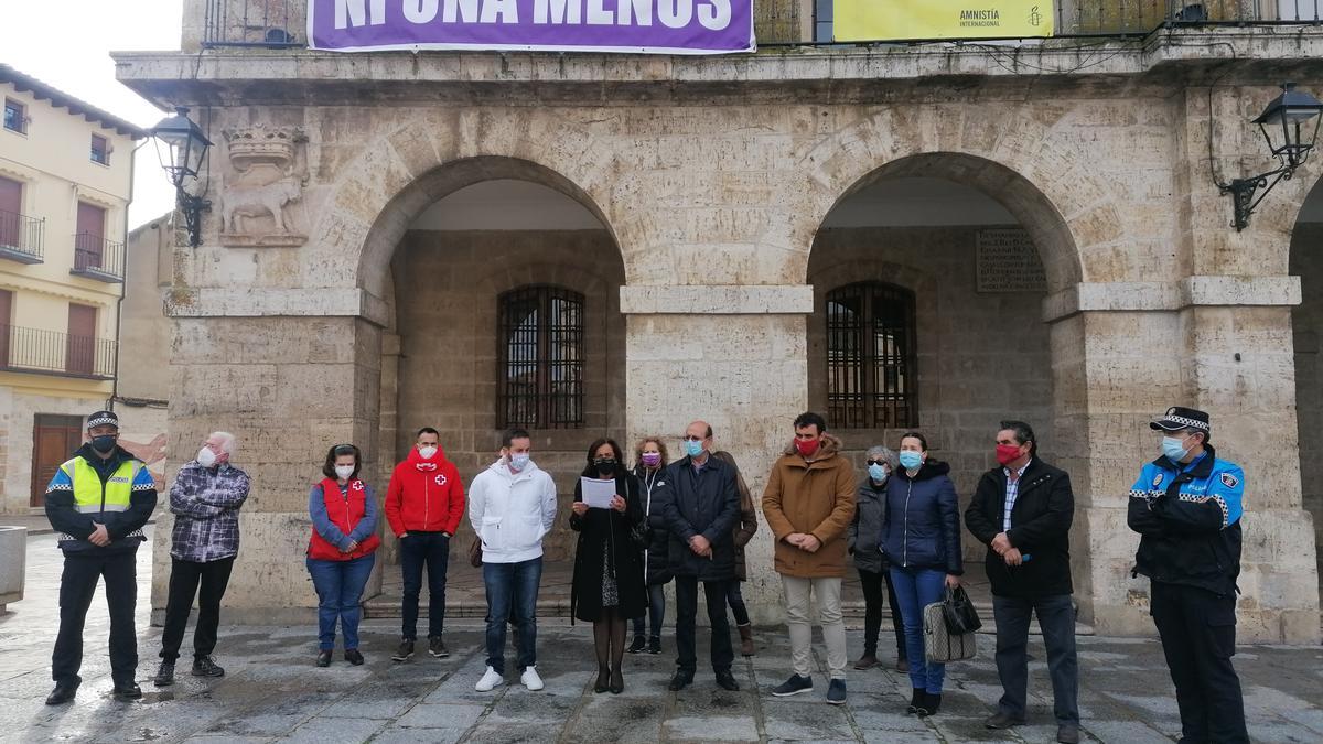 Autoridades y vecinos, en la concentración durante la que se ha leído el manifiesto