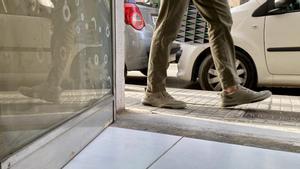 «No puc llogar un pis, però sí viure en un local per 500 euros»