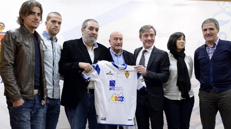 El Real Zaragoza presenta la camiseta solidaria para el partido del Real Madrid Castilla