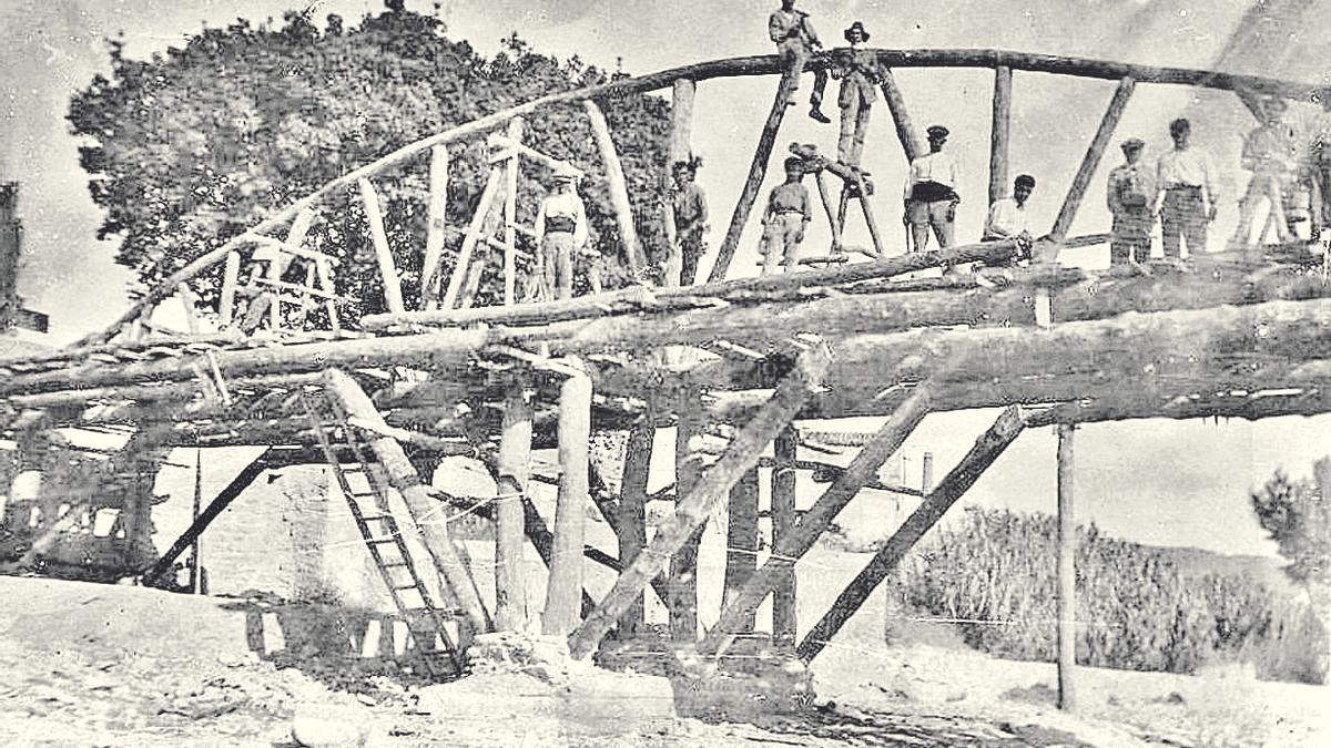 Estructura de fusta per construir els pilars i els arcs que sostindrien el pont