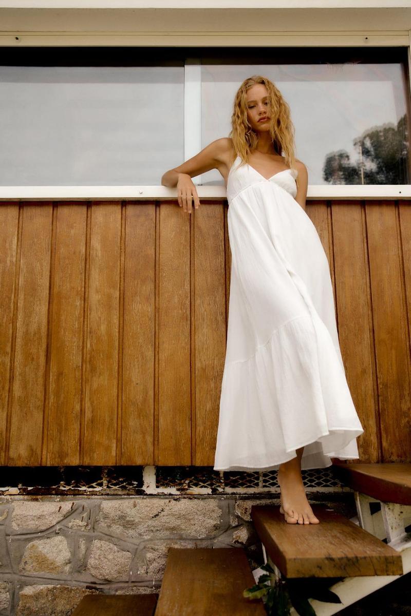 Los 10 vestidos blancos largos de Zara que querrás llevar en