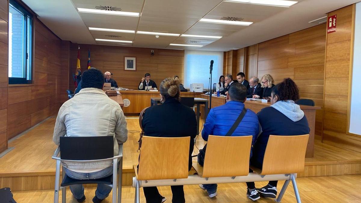 Los cuatro condenados, con el principal acusado a la izquierda, este lunes en la Audiencia Provincial