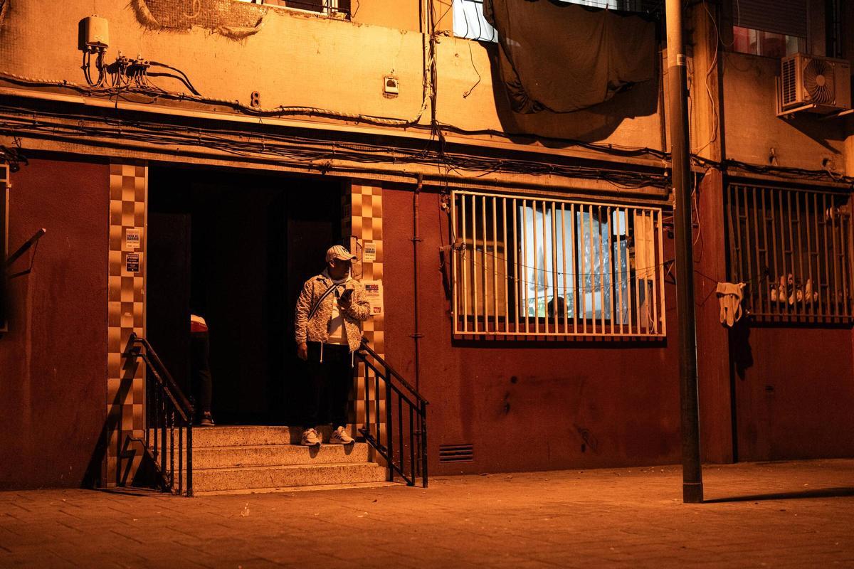 El portal de una escalera del barrio del Besòs i el Maresme, en Barcelona.