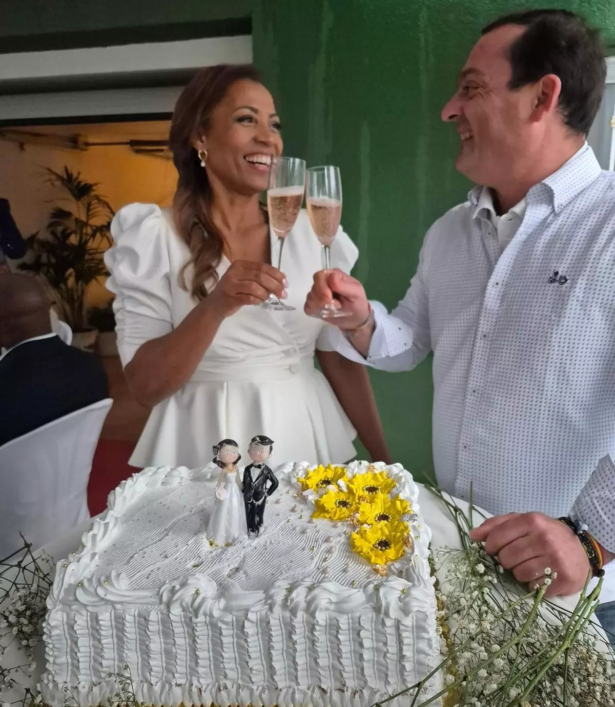 Boda con traca en el ayuntamiento: el alcalde de Peñíscola se casa en su despacho