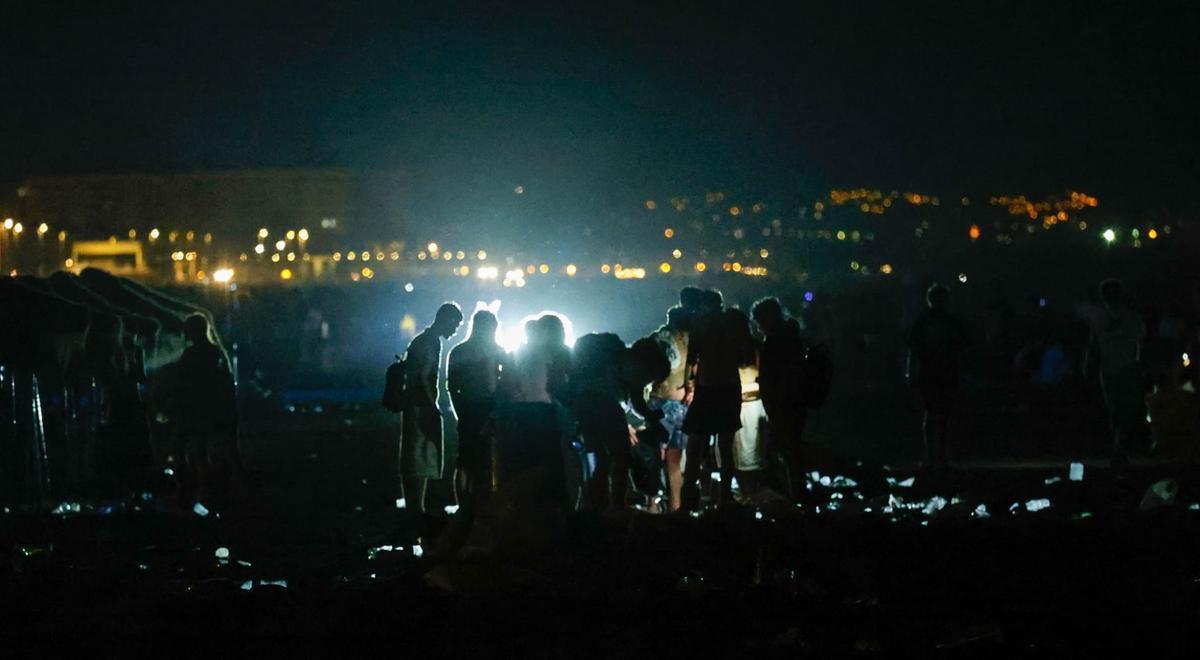 Dispositivo de limpieza en las playas valencianas tras la noche de San Juan Dispositivo de limpieza en las playas valencianas tras la noche de San Juan