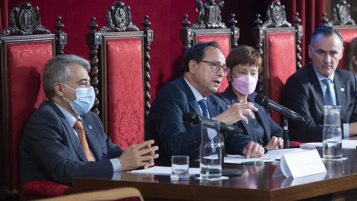 Vicent Soler, conseller cuando se realizó el acto, junto a Francisco Muñoz, Mª Vicenta Mestre y David Conde.