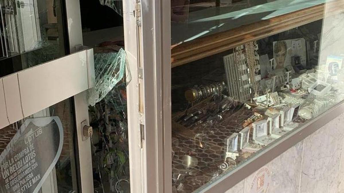 La puerta de la joyería en Benicàssim, destrozada tras el robo.