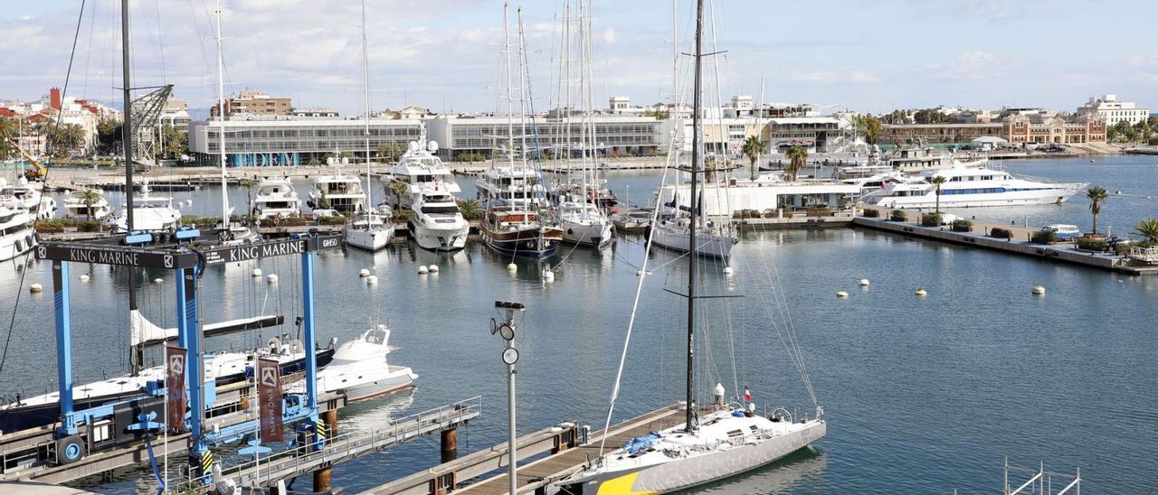 Yates y veleros atracados en la Marina de València, en una imagen de archivo. | M. A. MONTESINOS