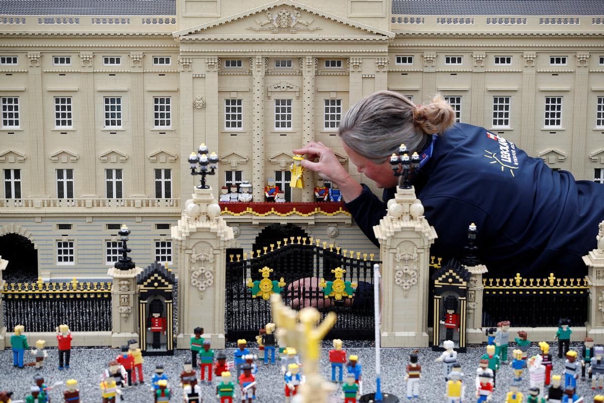 Reproducción en Lego del Palacio de Buckingham con la familia real en el balcón.