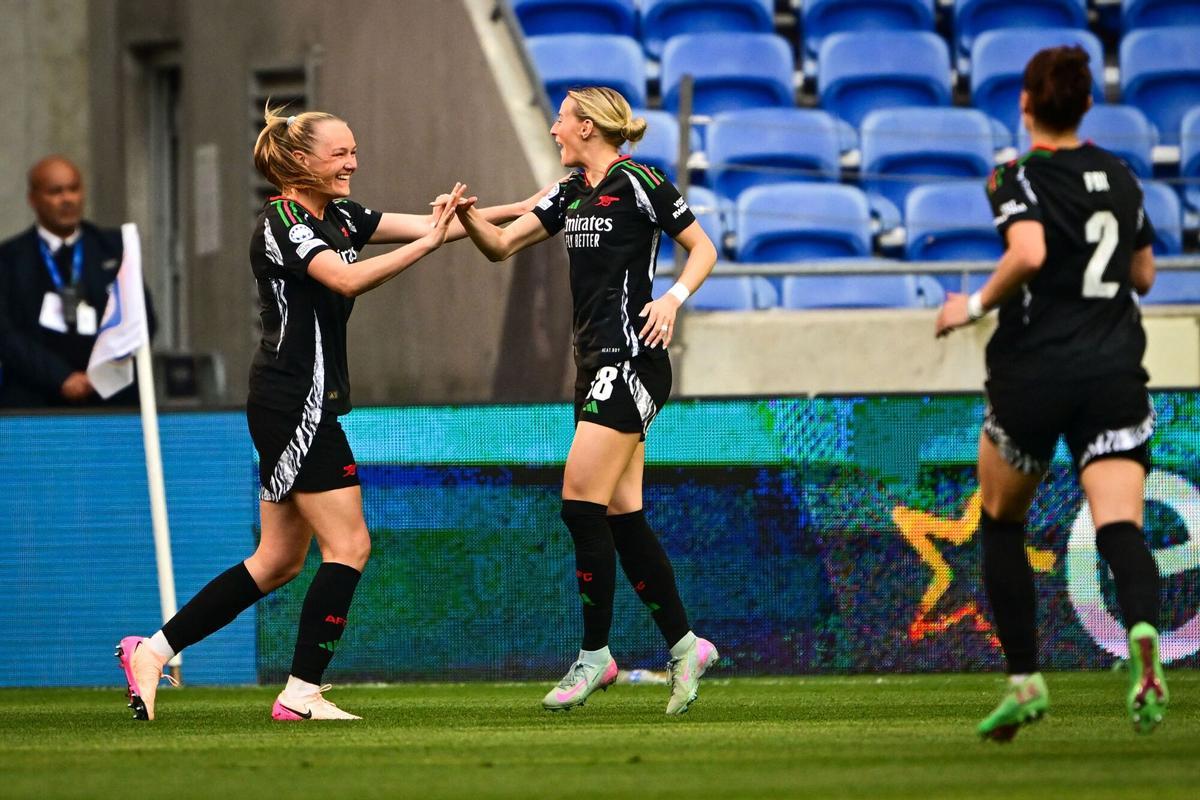 Arsenal’s Norway midfielder #12 Frida Maanum (L) celebrates with Arsenal’s English forward #18 Chloe Kelly (C) during the UEFA Women's Champions League semi-final second leg football match between Lyon and Arsenal at the Groupama Stadium in Decines-Charpieu, central-eastern France on April 27, 2025. (Photo by OLIVIER CHASSIGNOLE / AFP)