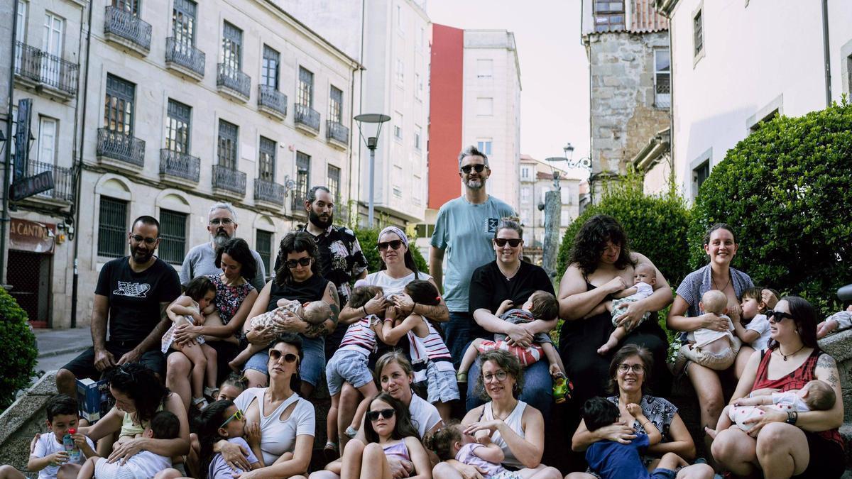 Un grupo de madres que dan el pecho, así como varios padres, se reunieron este jueves para visibilizar la lactancia materna.
