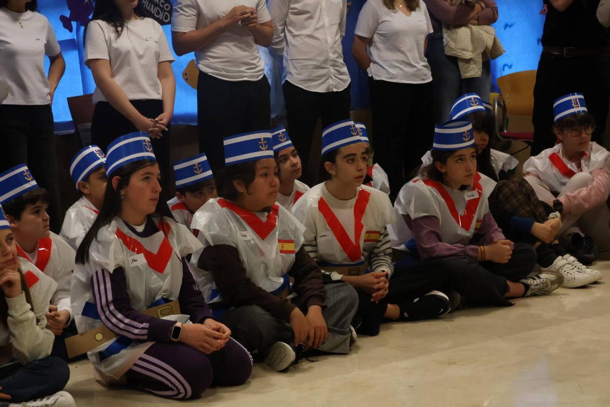 Los alumnos del Sagrado Corazón de Jesús, atentos a la obra de teatro.