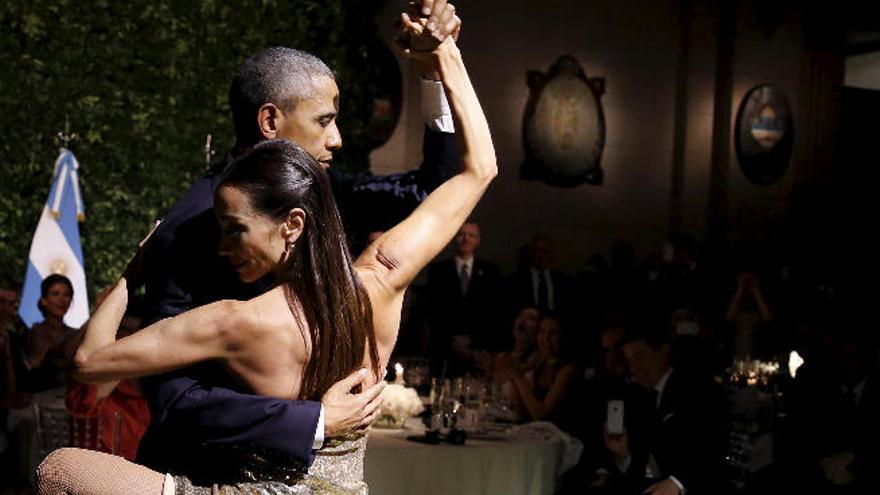 El presidente estadounidense, Barack Obama, durante el baile que se marcó durante una cena en Buenos Aires, entre aplausos y vítores de los asistentes.