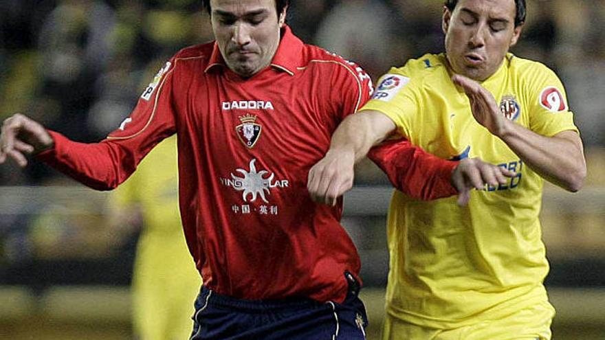 Nekounam y Santi Cazorla pugnan por el balón. / domenech castelló