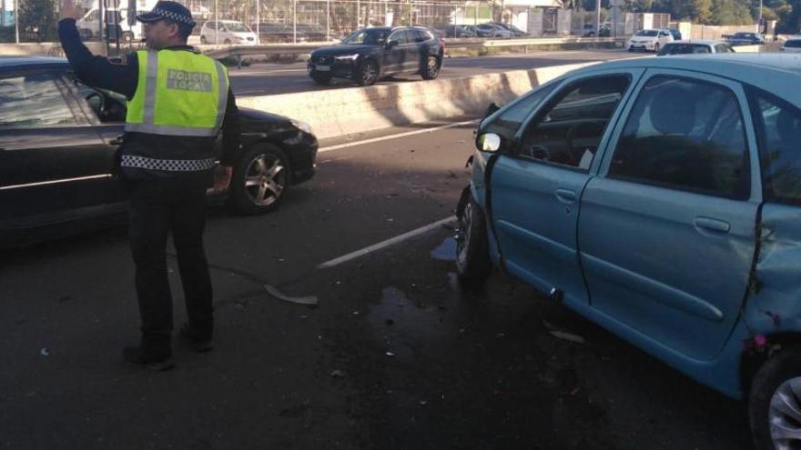 Un conductor da positivo por alcoholemia tras resultar herido al volcar su coche en Alicante