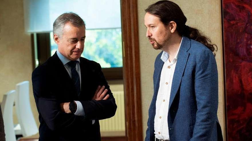 Íñigo Urkullu y Pablo Iglesias al comienzo de su reunión de ayer en Vitoria. // Efe