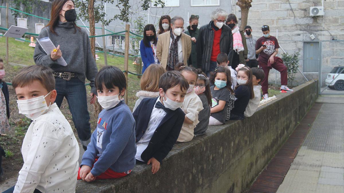 Los escolares acudieron muy elegantes a la inauguración del museo efímero.