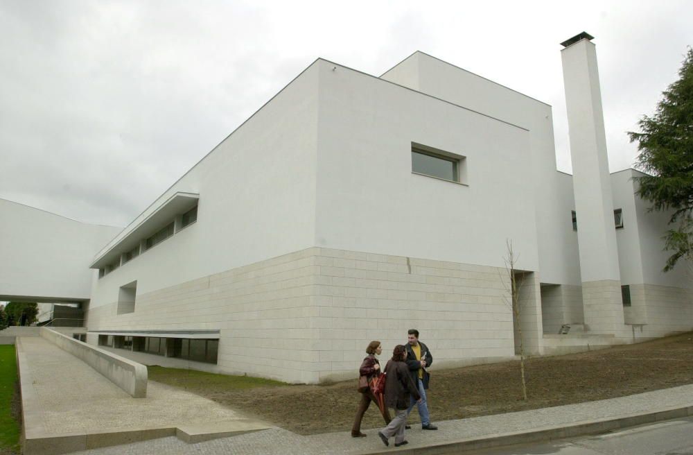 2. Facultd de Ciencias de la Información de Santiago (2001), de Alvaro Siza. // FdV