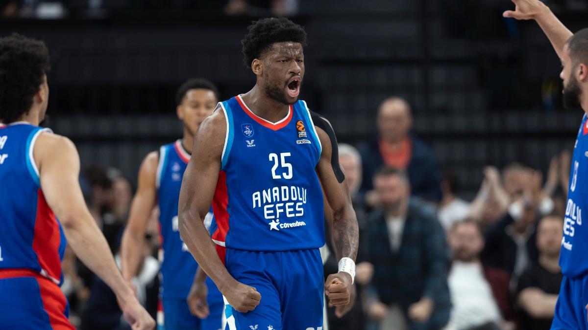Anadolu Efes fuerza el quinto partido