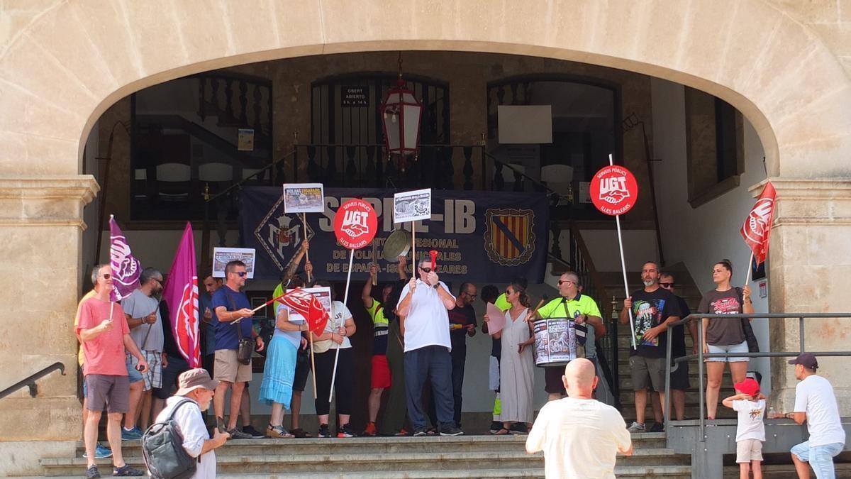 Los trabajadores se concentraron el sábado en el Ayuntamiento de Sóller para exigir un acuerdo satisfactorio.