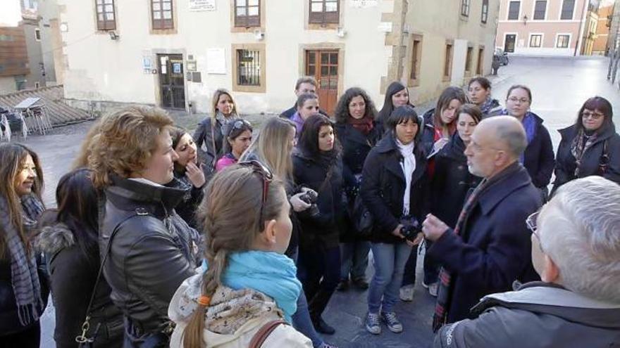 Peláez, con alumnos y profesores de la Universidad de Ginebra, ayer, delante de la Casa Natal de Jovellanos.