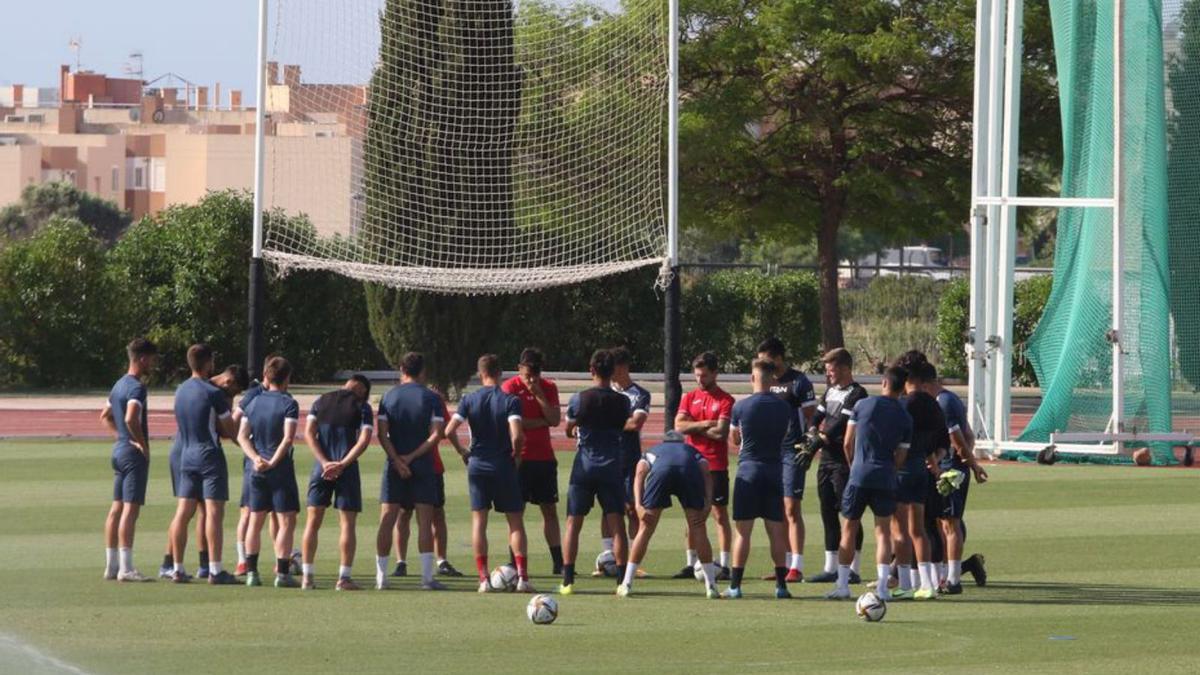 La plantilla peñista, en un momento de la charla técnica.