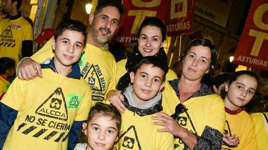 Los pequeños Marcos, Alejandro y Adara, con sus padres Moisés Quintana y Belén López y su tía Marta.