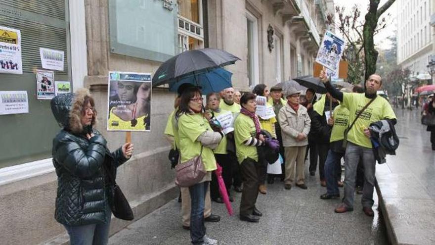 Afectados por las participaciones preferentes de Ourense, a las puertas de una sucursal de NGB.  //J.Regal