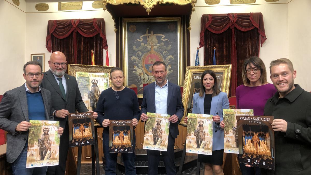 Concejales del grupo socialista posaron con los dos carteles de la Semana Santa al finalizar el acto