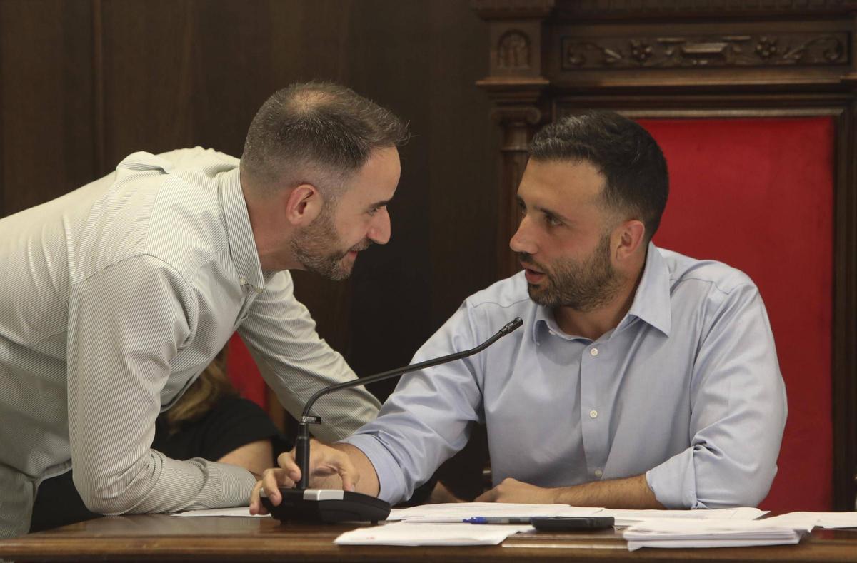 El concejal de Movilidad Urbana, Javier Raro, habla con el alcalde de Sagunt, Darío Moreno, durante un pleno.