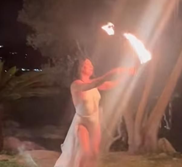 El Espectáculo De Tragafuegos Durante La Fiesta De La Modelo