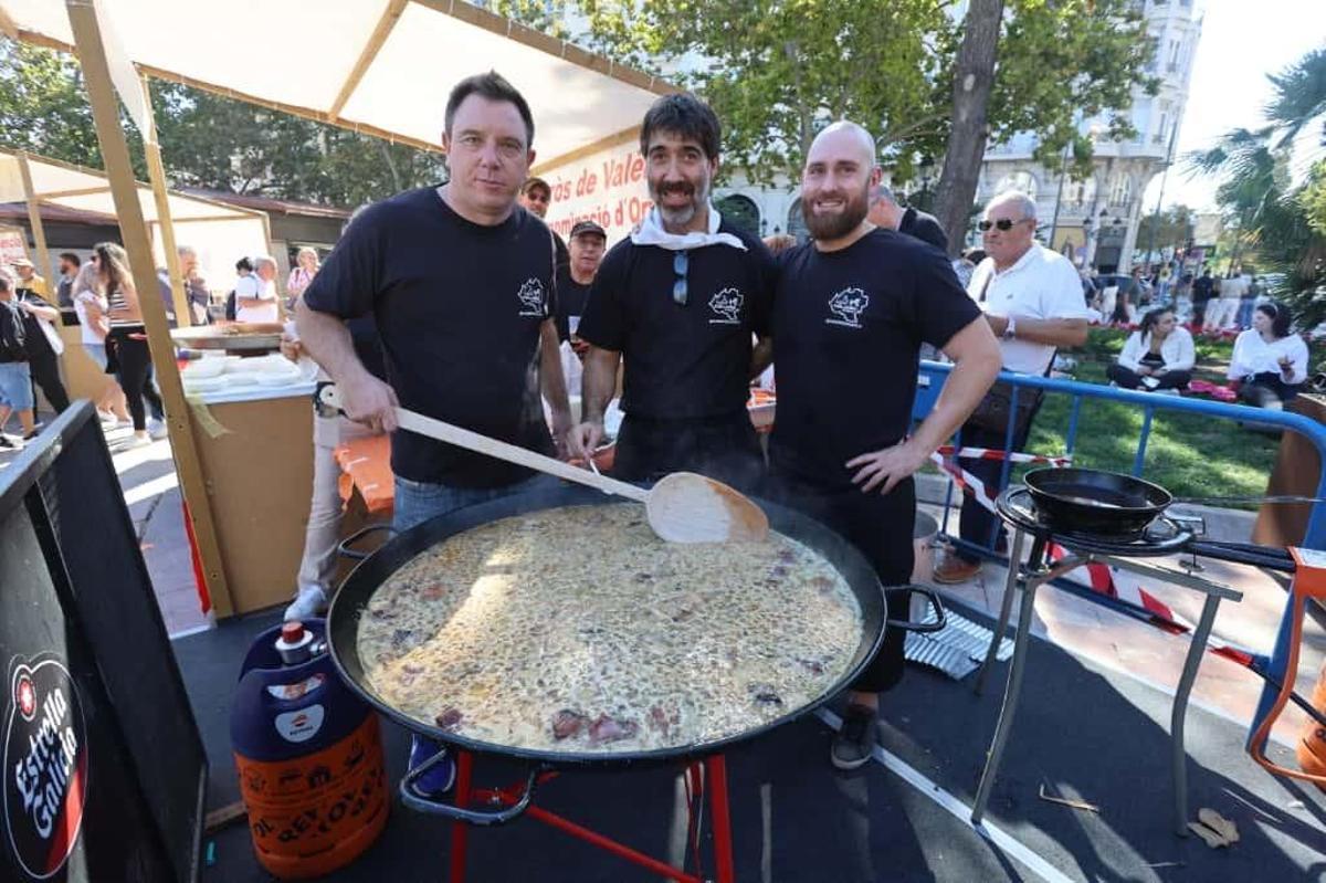 David Berrojo y otros compañeros de la Casa de Soria en Valenia cocinan arroz con torreznos en TastArròs 2025