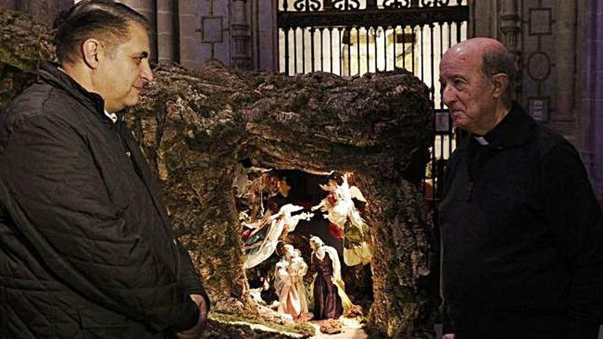 El presidente del Amigos de la Catedral y el sacerdote Juan González conversan ante el Misterio.