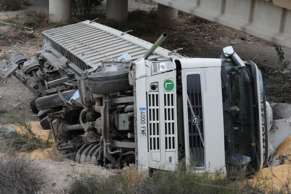 Herido el conductor de un camión en Lorca tras caer desde la autovía A-7 a una rambla