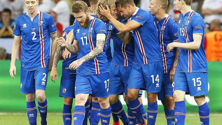 Los jugadores islandeses festejan el segundo gol ante Inglaterra. // Efe