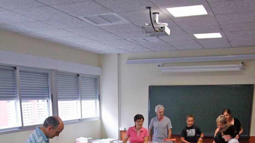 Padres de un instituto organizan los libros donados.