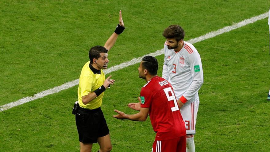 Un jugador de Irán protesta al árbitro.