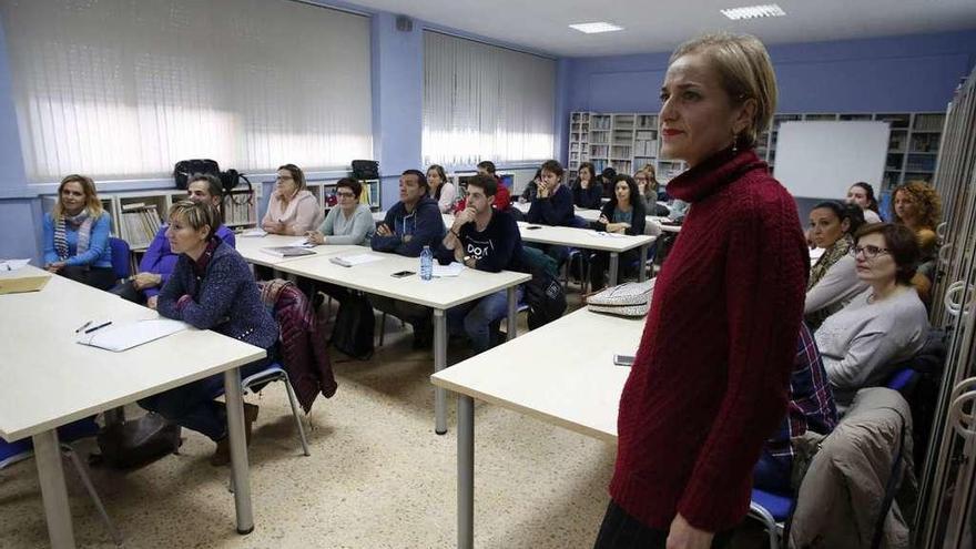 La formadora María Godás, con los docentes de los colegios avilesinos, ayer, en su primera clase.