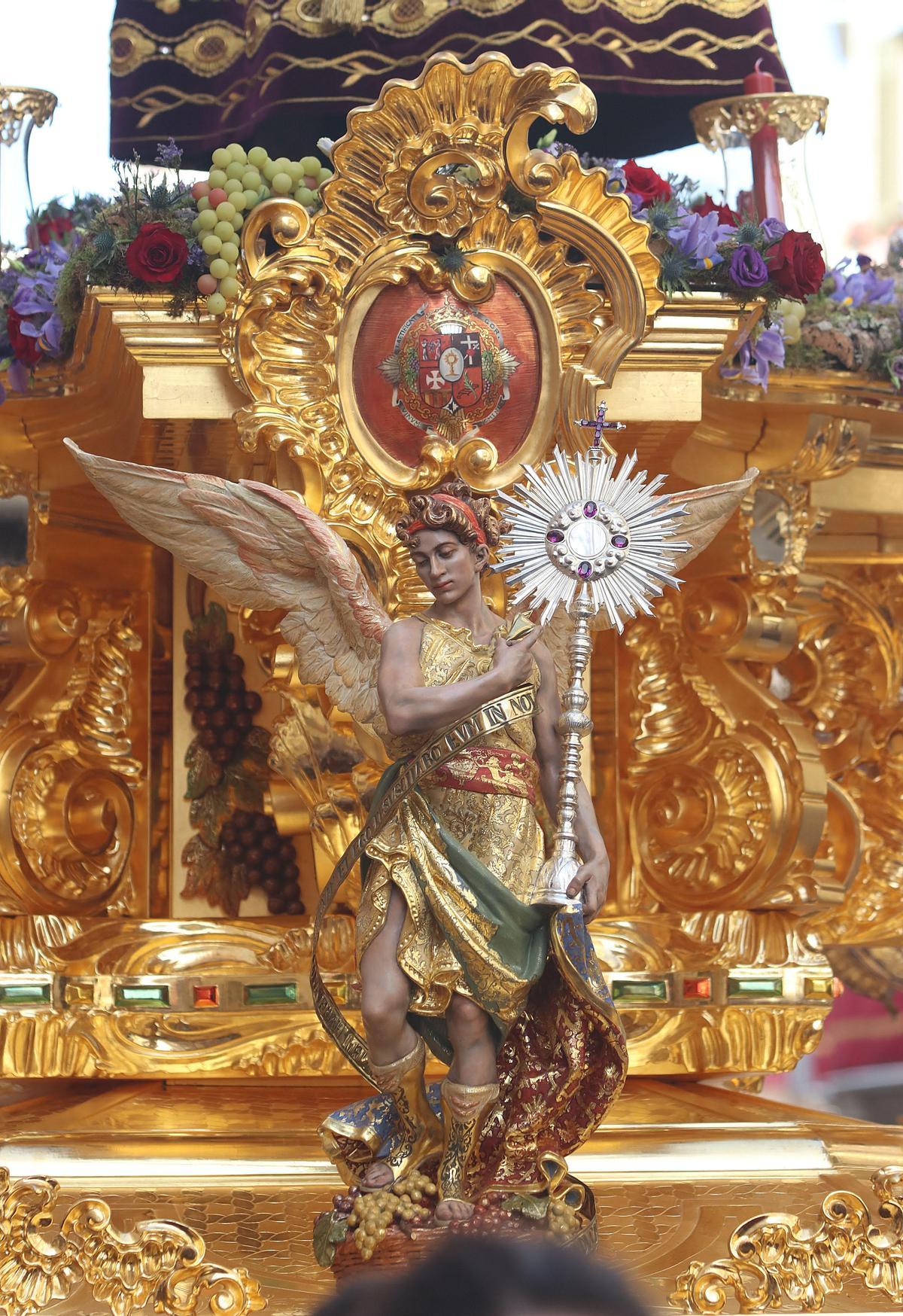 La eucaristía está presente en muchas piezas de las hermandades, como esta alegoría del trono del Nazareno de Viñeros.